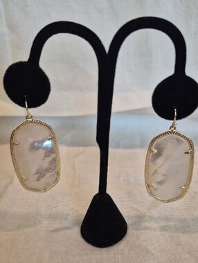 Kendra Scott Iridescent White Mother-of-Pearl Gold Drop Earrings